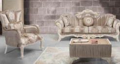 Casa Padrino Luxus Barock Wohnzimmer Set Beige / Weiß / Gold - 2 Sofas & 2 Sessel & 1 Beistelltisch - Prunkvolle Wohnzimmer Möbel im Barockstil