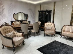 Casa Padrino Luxus Barock Wohnzimmer Sessel Gold / Braun / Schwarz / Silber - Handgefertigter Barockstil Sessel mit dekorativem Kissen - Luxus Wohnzimmer Möbel im Barockstil - Barock Möbel