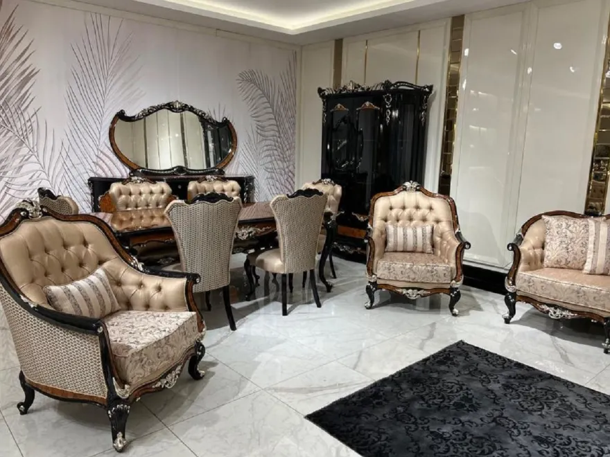 Casa Padrino Luxus Barock Wohnzimmer Sessel Gold / Braun / Schwarz / Silber - Handgefertigter Barockstil Sessel mit dekorativem Kissen - Luxus Wohnzimmer Möbel im Barockstil - Barock Möbel