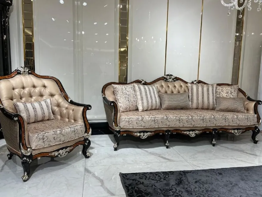 Casa Padrino Luxus Barock Wohnzimmer Sessel Gold / Braun / Schwarz / Silber - Handgefertigter Barockstil Sessel mit dekorativem Kissen - Luxus Wohnzimmer Möbel im Barockstil - Barock Möbel