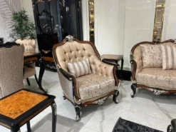 Casa Padrino Luxus Barock Wohnzimmer Sessel Gold / Braun / Schwarz / Silber - Handgefertigter Barockstil Sessel mit dekorativem Kissen - Luxus Wohnzimmer Möbel im Barockstil - Barock Möbel