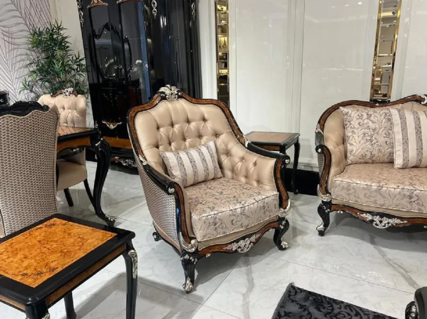 Casa Padrino Luxus Barock Wohnzimmer Sessel Gold / Braun / Schwarz / Silber - Handgefertigter Barockstil Sessel mit dekorativem Kissen - Luxus Wohnzimmer Möbel im Barockstil - Barock Möbel