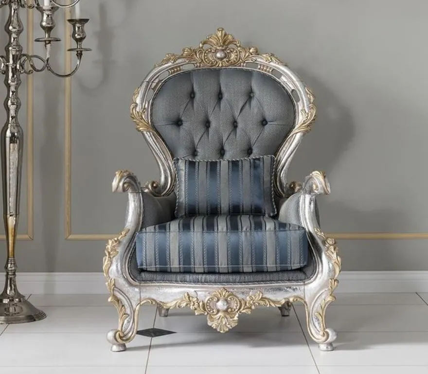 Casa Padrino Luxus Barock Wohnzimmer Sessel mit dekorativem Kissen Grau / Blau / Silber / Gold 82 x 75 x H. 122 cm - Edel & Prunkvoll