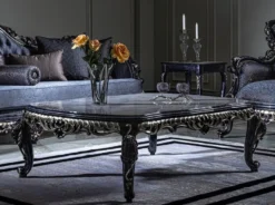 Casa Padrino Luxus Barock Wohnzimmer Set Weiß / Blau / Gold - 2 Sofas & 2 Sessel & 1 Couchtisch - Prunkvolle Wohnzimmer Möbel im Barockstil