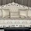 Casa Padrino Luxus Barock Wohnzimmer Set Creme / Weiß / Gold - 2 Barock Sofas & 2 Barock Sessel & 1 Barock Couchtisch - Luxus Wohnzimmer Möbel im Barockstil - Barock Möbel - Edel & Prunkvoll