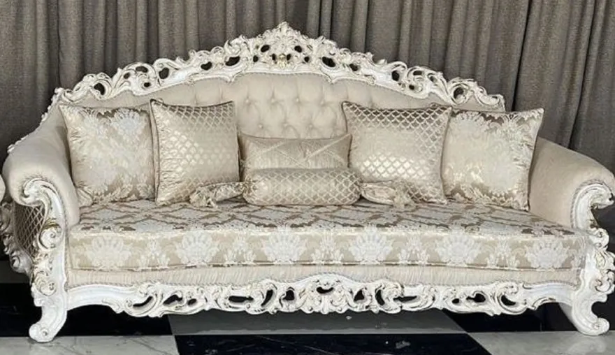 Casa Padrino Luxus Barock Wohnzimmer Set Creme / Weiß / Gold - 2 Barock Sofas & 2 Barock Sessel & 1 Barock Couchtisch - Luxus Wohnzimmer Möbel im Barockstil - Barock Möbel - Edel & Prunkvoll