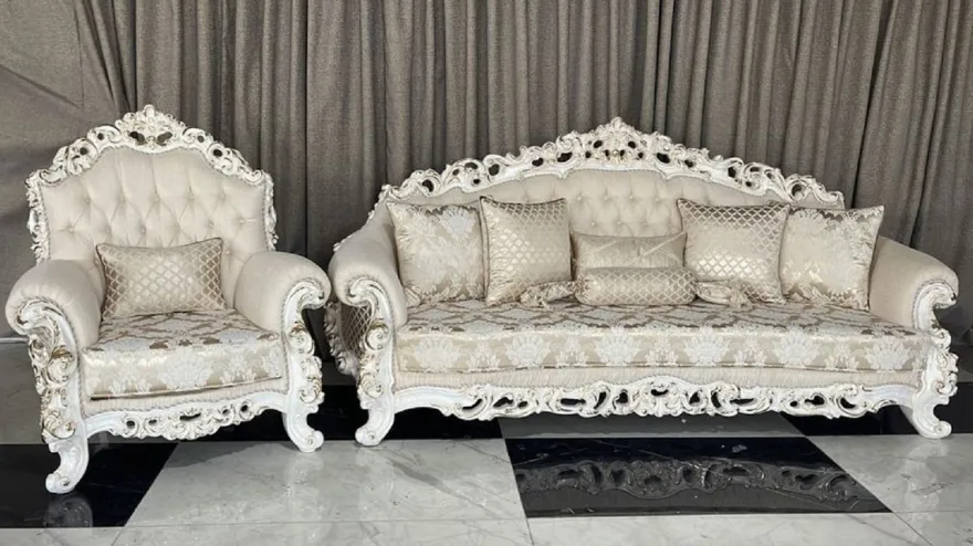 Casa Padrino Luxus Barock Wohnzimmer Set Creme / Weiß / Gold - 2 Barock Sofas & 2 Barock Sessel & 1 Barock Couchtisch - Luxus Wohnzimmer Möbel im Barockstil - Barock Möbel - Edel & Prunkvoll