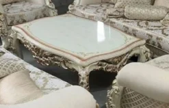 Casa Padrino Luxus Barock Wohnzimmer Set Creme / Weiß / Gold - 2 Barock Sofas & 2 Barock Sessel & 1 Barock Couchtisch - Luxus Wohnzimmer Möbel im Barockstil - Barock Möbel - Edel & Prunkvoll