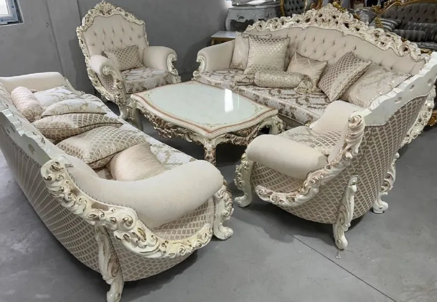 Casa Padrino Luxus Barock Wohnzimmer Set Creme / Weiß / Gold - 2 Barock Sofas & 2 Barock Sessel & 1 Barock Couchtisch - Luxus Wohnzimmer Möbel im Barockstil - Barock Möbel - Edel & Prunkvoll