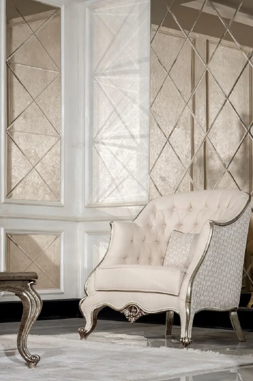 Casa Padrino Luxus Barock Wohnzimmer Sessel Creme / Silber / Antik Silber - Handgefertigter Barockstil Sessel mit dekorativem Kissen - Luxus Wohnzimmer Möbel im Barockstil - Barock Möbel