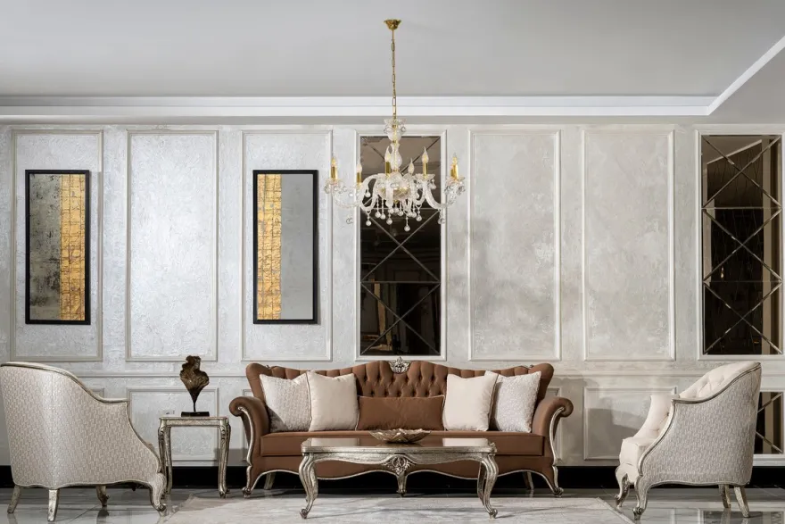 Casa Padrino Luxus Barock Wohnzimmer Sessel Creme / Silber / Antik Silber - Handgefertigter Barockstil Sessel mit dekorativem Kissen - Luxus Wohnzimmer Möbel im Barockstil - Barock Möbel