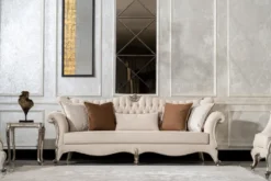 Casa Padrino Luxus Barock Wohnzimmer Sofa Creme / Silber / Antik Silber - Handgefertigtes Barockstil Sofa mit dekorativen Kissen - Luxus Wohnzimmer Möbel im Barockstil - Barock Möbel