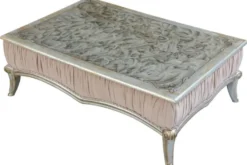Casa Padrino Luxus Barock Wohnzimmer Set Rosa / Silber / Gold - 2 Sofas mit Kissen & 2 Sessel & 1 Couchtisch - Wohnzimmermöbel im Barockstil - Edle Barock Möbel