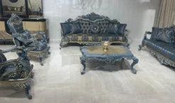 Casa Padrino Luxus Barock Wohnzimmer Set Blau / Gold - 2 Barock Sofas & 2 Barock Sessel & 1 Barock Couchtisch - Luxus Wohnzimmer Möbel im Barockstil - Barock Möbel - Edel & Prunkvoll