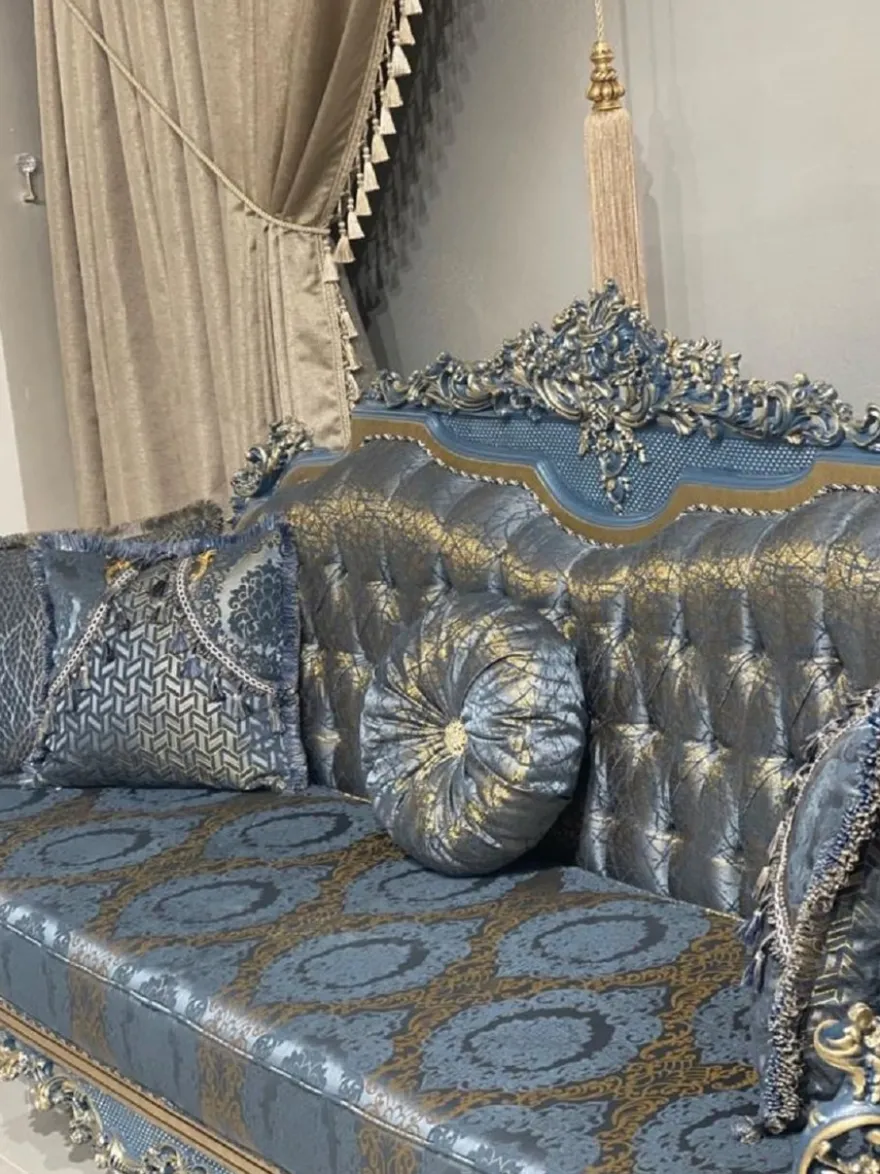 Casa Padrino Luxus Barock Wohnzimmer Set Blau / Gold - 2 Barock Sofas & 2 Barock Sessel & 1 Barock Couchtisch - Luxus Wohnzimmer Möbel im Barockstil - Barock Möbel - Edel & Prunkvoll