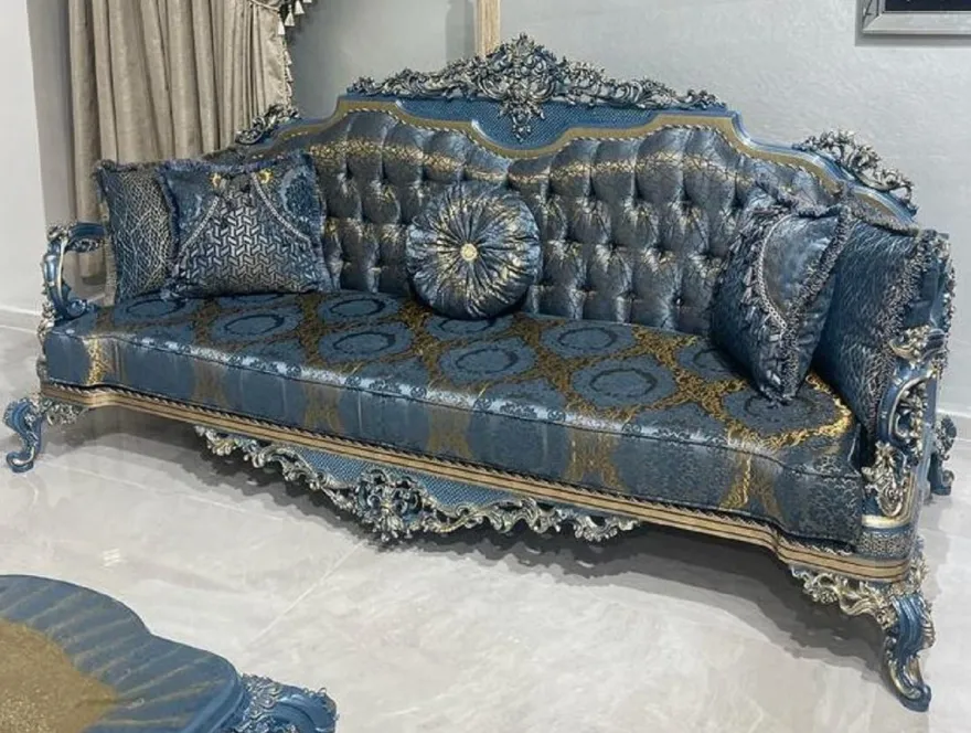 Casa Padrino Luxus Barock Wohnzimmer Set Blau / Gold - 2 Barock Sofas & 2 Barock Sessel & 1 Barock Couchtisch - Luxus Wohnzimmer Möbel im Barockstil - Barock Möbel - Edel & Prunkvoll