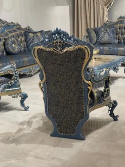 Casa Padrino Luxus Barock Wohnzimmer Set Blau / Gold - 2 Barock Sofas & 2 Barock Sessel & 1 Barock Couchtisch - Luxus Wohnzimmer Möbel im Barockstil - Barock Möbel - Edel & Prunkvoll