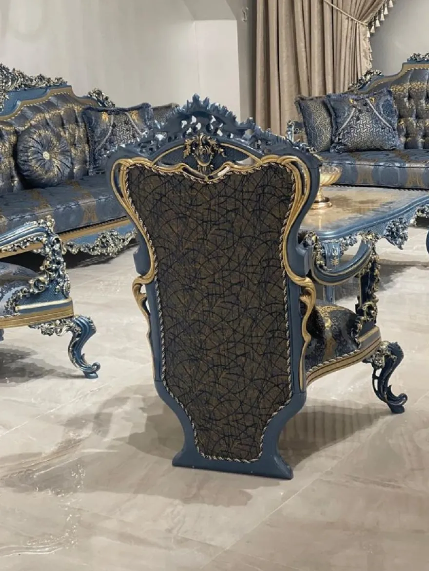 Casa Padrino Luxus Barock Wohnzimmer Set Blau / Gold - 2 Barock Sofas & 2 Barock Sessel & 1 Barock Couchtisch - Luxus Wohnzimmer Möbel im Barockstil - Barock Möbel - Edel & Prunkvoll