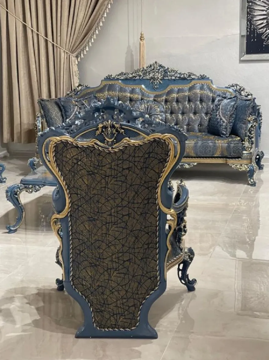 Casa Padrino Luxus Barock Wohnzimmer Set Blau / Gold - 2 Barock Sofas & 2 Barock Sessel & 1 Barock Couchtisch - Luxus Wohnzimmer Möbel im Barockstil - Barock Möbel - Edel & Prunkvoll