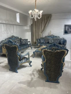 Casa Padrino Luxus Barock Wohnzimmer Set Blau / Gold - 2 Barock Sofas & 2 Barock Sessel & 1 Barock Couchtisch - Luxus Wohnzimmer Möbel im Barockstil - Barock Möbel - Edel & Prunkvoll