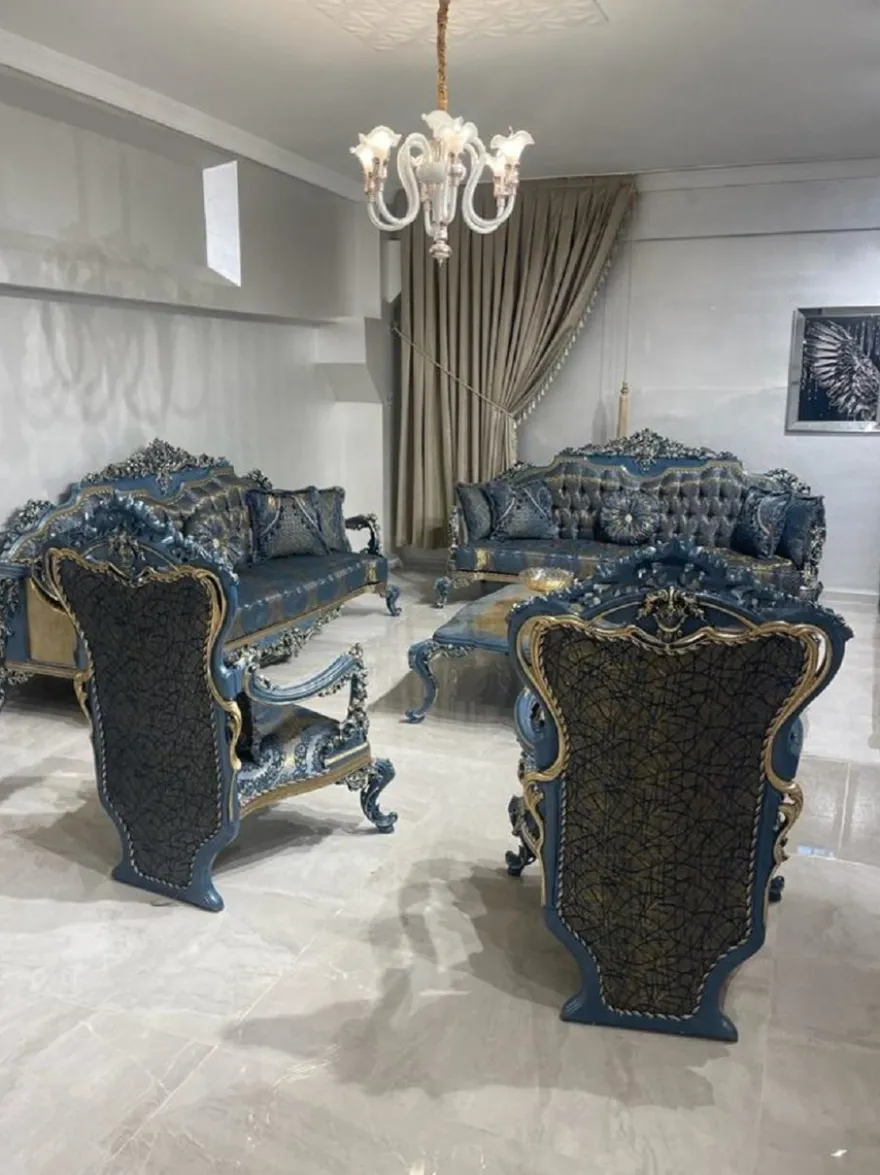 Casa Padrino Luxus Barock Wohnzimmer Set Blau / Gold - 2 Barock Sofas & 2 Barock Sessel & 1 Barock Couchtisch - Luxus Wohnzimmer Möbel im Barockstil - Barock Möbel - Edel & Prunkvoll