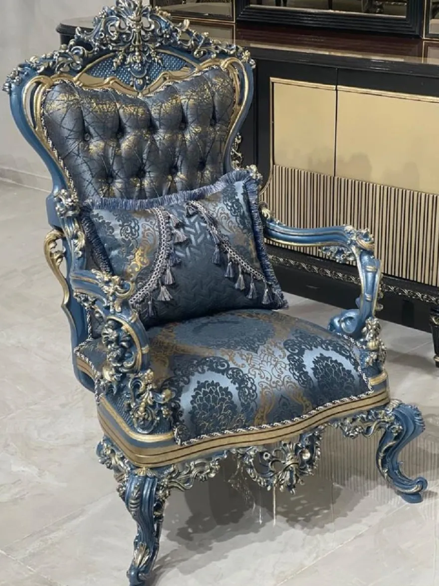 Casa Padrino Luxus Barock Wohnzimmer Set Blau / Gold - 2 Barock Sofas & 2 Barock Sessel & 1 Barock Couchtisch - Luxus Wohnzimmer Möbel im Barockstil - Barock Möbel - Edel & Prunkvoll