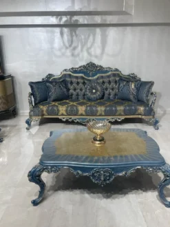 Casa Padrino Luxus Barock Wohnzimmer Set Blau / Gold - 2 Barock Sofas & 2 Barock Sessel & 1 Barock Couchtisch - Luxus Wohnzimmer Möbel im Barockstil - Barock Möbel - Edel & Prunkvoll