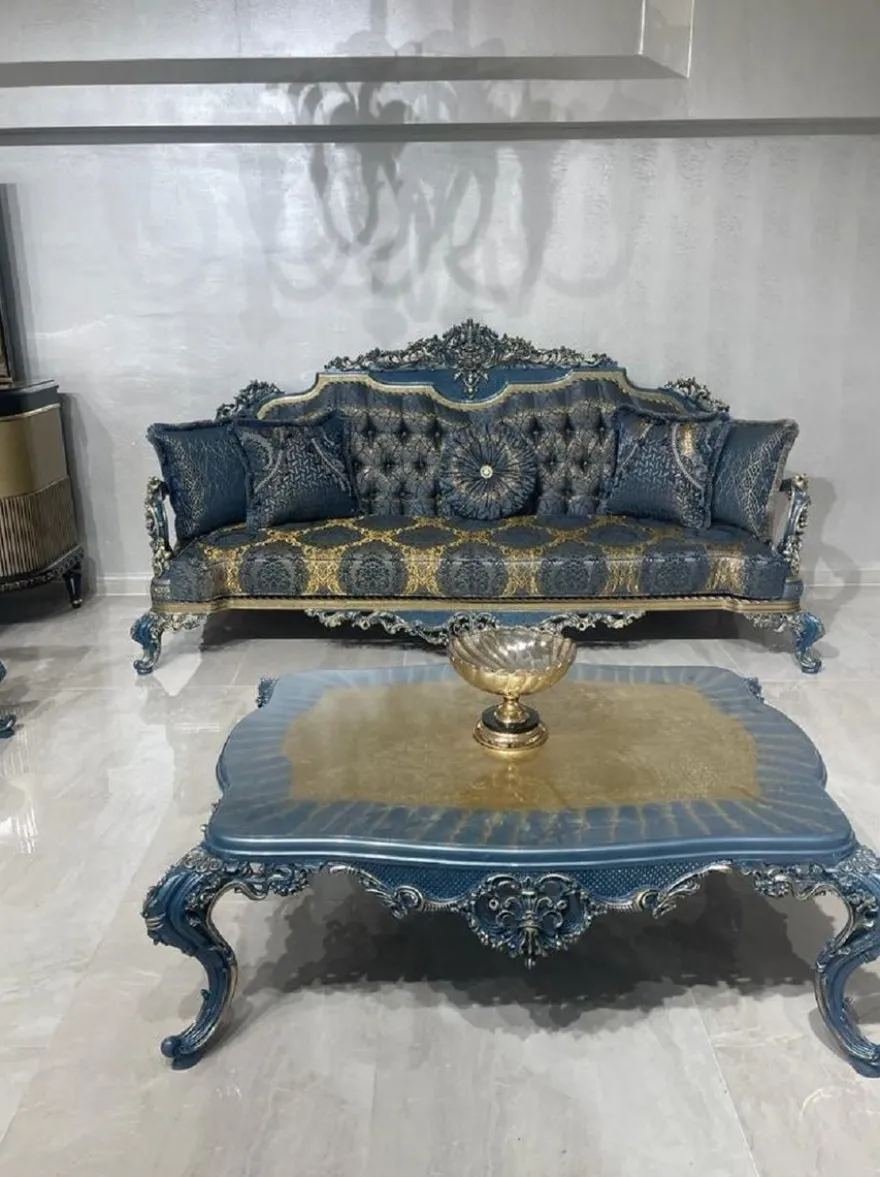 Casa Padrino Luxus Barock Wohnzimmer Set Blau / Gold - 2 Barock Sofas & 2 Barock Sessel & 1 Barock Couchtisch - Luxus Wohnzimmer Möbel im Barockstil - Barock Möbel - Edel & Prunkvoll
