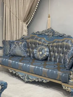 Casa Padrino Luxus Barock Wohnzimmer Set Blau / Gold - 2 Barock Sofas & 2 Barock Sessel & 1 Barock Couchtisch - Luxus Wohnzimmer Möbel im Barockstil - Barock Möbel - Edel & Prunkvoll