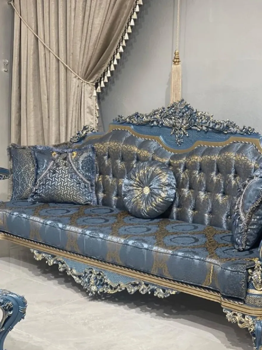 Casa Padrino Luxus Barock Wohnzimmer Set Blau / Gold - 2 Barock Sofas & 2 Barock Sessel & 1 Barock Couchtisch - Luxus Wohnzimmer Möbel im Barockstil - Barock Möbel - Edel & Prunkvoll