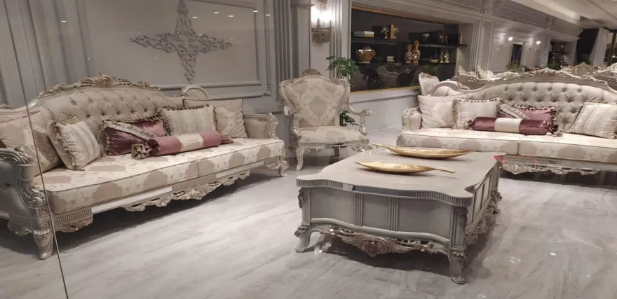 Casa Padrino Luxus Barock Wohnzimmer Set Beige / Grau / Kupfer - 2 Barock Sofas mit Muster & 2 Barock Sessel mit Muster & 1 Barock Couchtisch - Barock Wohnzimmer Möbel