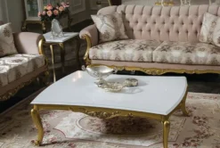 Casa Padrino Luxus Barock Wohnzimmer Set Rosa / Weiß / Gold - 2 Sofas & 2 Sessel & 1 Couchtisch & 2 Beistelltische - Wohnzimmer Möbel im Barockstil - Edel & Prunkvoll
