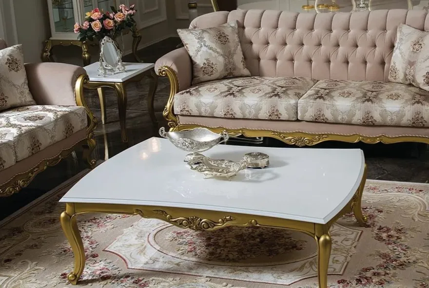 Casa Padrino Luxus Barock Wohnzimmer Set Rosa / Weiß / Gold - 2 Sofas & 2 Sessel & 1 Couchtisch & 2 Beistelltische - Wohnzimmer Möbel im Barockstil - Edel & Prunkvoll