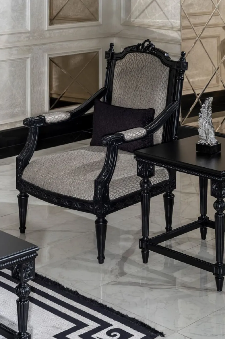 Casa Padrino Luxus Barock Wohnzimmer Sessel Silber / Schwarz - Handgefertigter Barockstil Sessel mit dekorativem Kissen - Luxus Wohnzimmer Möbel im Barockstil - Barock Möbel - Edel & Prunkvoll
