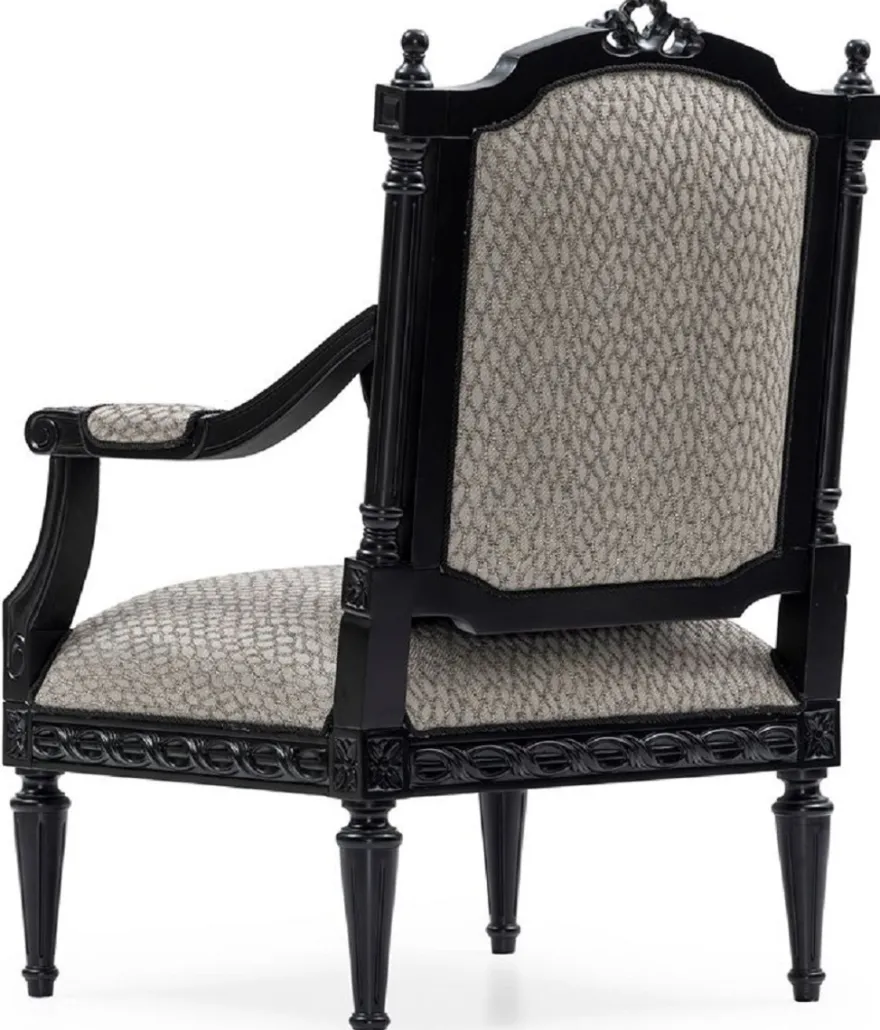 Casa Padrino Luxus Barock Wohnzimmer Sessel Silber / Schwarz - Handgefertigter Barockstil Sessel mit dekorativem Kissen - Luxus Wohnzimmer Möbel im Barockstil - Barock Möbel - Edel & Prunkvoll
