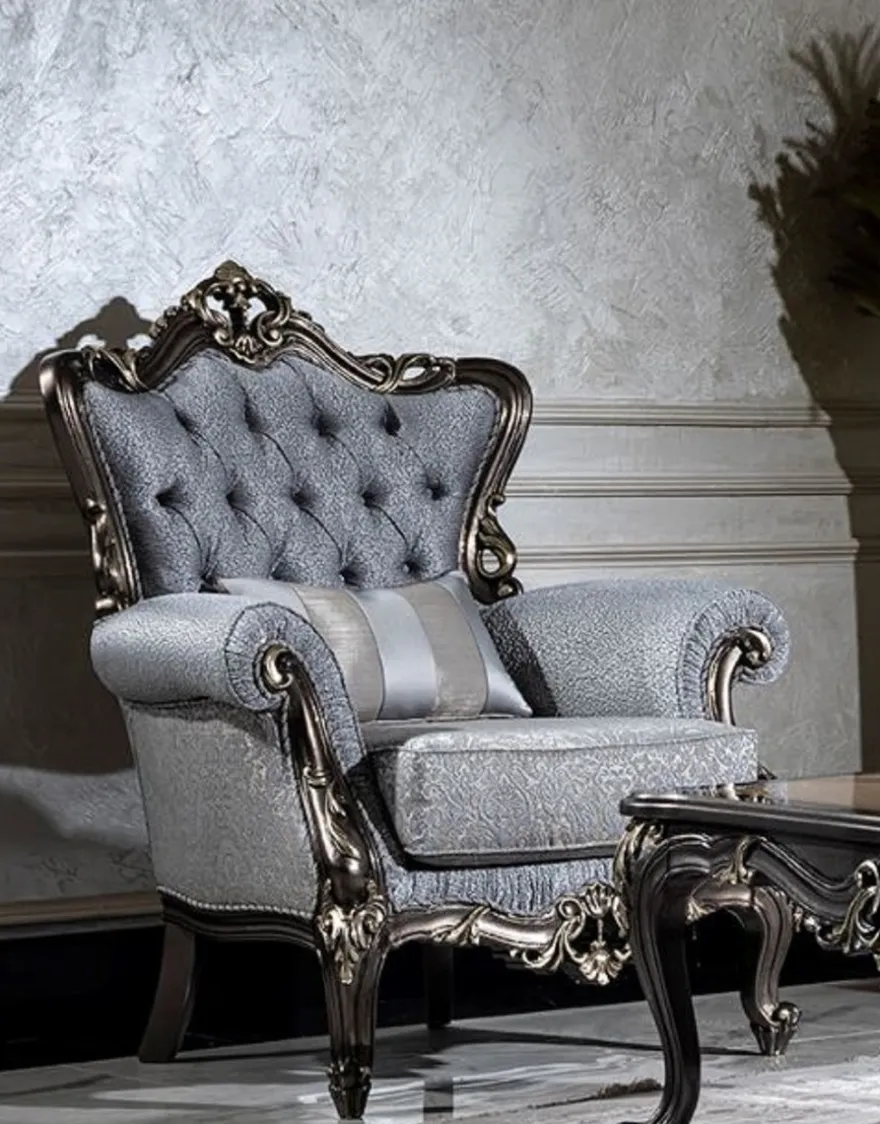 Casa Padrino Luxus Barock Wohnzimmer Set Hellblau / Grau / Dunkelgrau / Gold - 2 Sofas & 2 Sessel & 1 Couchtisch - Handgefertigte Wohnzimmer Möbel im Barockstil - Edel & Prunkvoll