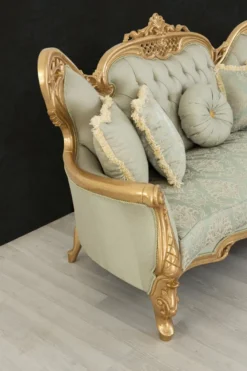 Casa Padrino Luxus Barock Wohnzimmer Set Hellgrün / Gold - 2 Sofas & 2 Sessel & 1 Couchtisch - Handgefertigte Barock Wohnzimmer Möbel - Edel & Prunkvoll