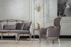 Casa Padrino Luxus Barock Wohnzimmer Sessel Grau / Silber - Handgefertigter Barockstil Sessel mit dekorativem Kissen - Luxus Wohnzimmer Möbel im Barockstil - Barock Möbel - Edel & Prunkvoll