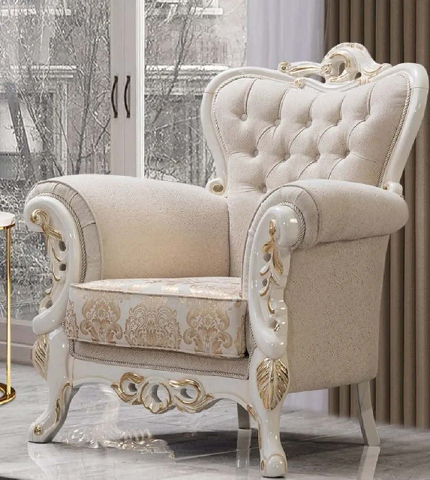 Casa Padrino Luxus Barock Wohnzimmer Set Weiß / Gold - 2 Barock Sofas & 2 Barock Sessel & 1 Barock Couchtisch - Luxus Wohnzimmer Möbel im Barockstil - Barock Möbel - Edel & Prunkvoll