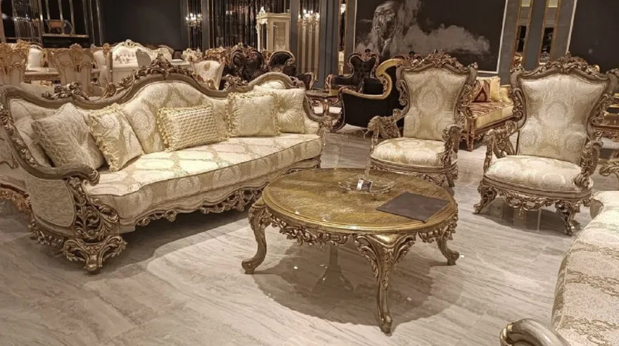 Casa Padrino Luxus Barock Wohnzimmer Set Gold / Grau - 2 Barock Sofas & 2 Barock Sessel & 1 Runder Barock Couchtisch - Luxus Wohnzimmer Möbel im Barockstil - Edel & Prunkvoll