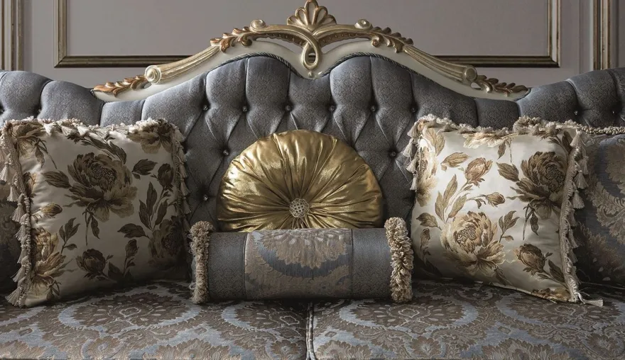 Casa Padrino Luxus Barock Wohnzimmer Sofa mit Glitzersteinen und dekorativen Kissen Blau / Weiß / Gold 220 x 85 x H. 110 cm - Edle Wohnzimmer Möbel im Barockstil