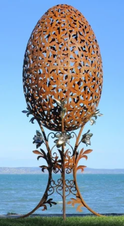 Casa Padrino Luxus Barock XXL Stahl Garten Skulptur Ei Rost / Silber 107 x 95 x H. 200 cm - Riesige XXL Garten Deko - Luxus Outdoor Deko - Luxus Garten Deko Accessoires
