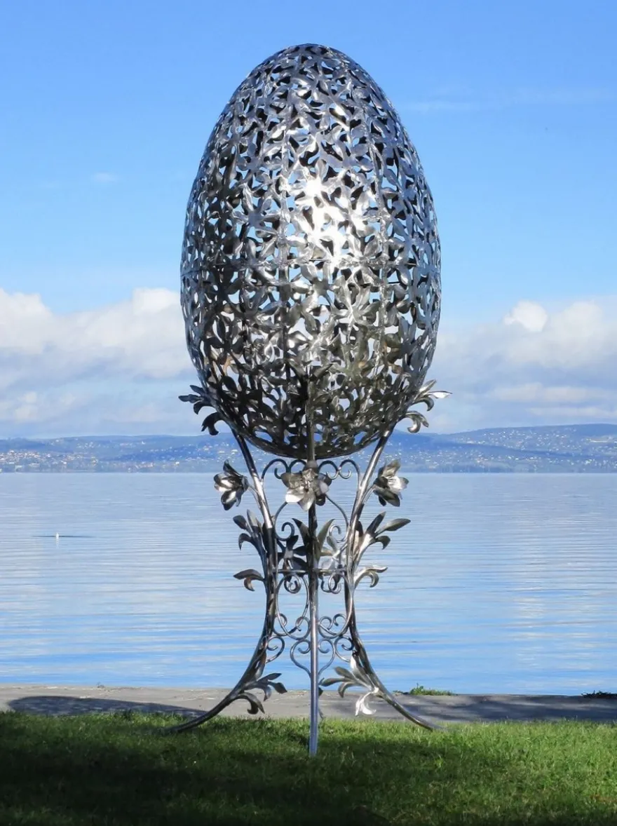 Casa Padrino Luxus Barock XXL Edelstahl Garten Skulptur Ei Silber 107 x 95 x H. 200 cm - Riesige XXL Garten Deko - Luxus Outdoor Deko - Luxus Garten Deko Accessoires