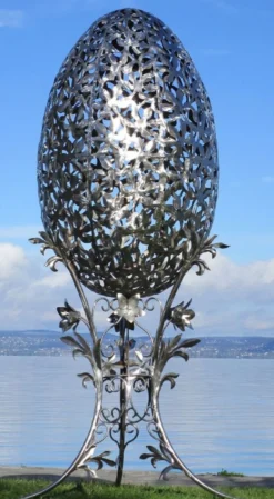 Casa Padrino Luxus Barock XXL Edelstahl Garten Skulptur Ei Silber 107 x 95 x H. 200 cm - Riesige XXL Garten Deko - Luxus Outdoor Deko - Luxus Garten Deko Accessoires