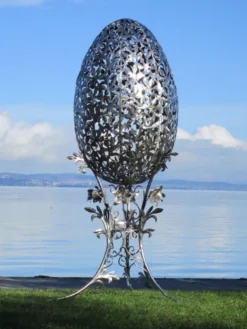Casa Padrino Luxus Barock XXL Edelstahl Garten Skulptur Ei Silber 107 x 95 x H. 200 cm - Riesige XXL Garten Deko - Luxus Outdoor Deko - Luxus Garten Deko Accessoires