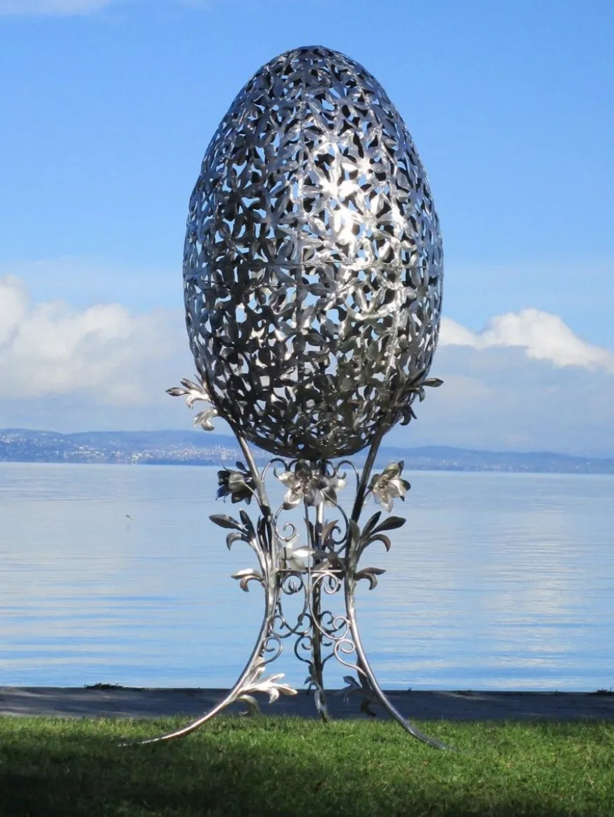 Casa Padrino Luxus Barock XXL Edelstahl Garten Skulptur Ei Silber 107 x 95 x H. 200 cm - Riesige XXL Garten Deko - Luxus Outdoor Deko - Luxus Garten Deko Accessoires