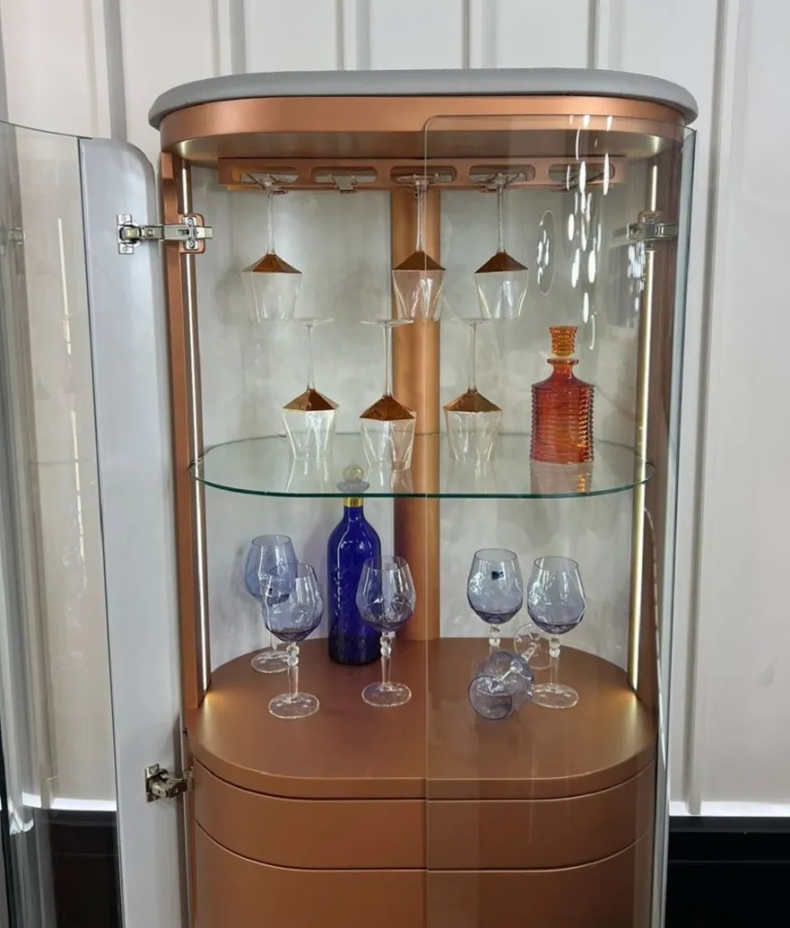 Casa Padrino Luxus Barschrank Weiß / Grau / Kupfer 80 x 50 x H. 165 cm - Beleuchteter Massivholz Weinschrank mit 2 Türen - Wohnzimmer Möbel - Bar Möbel - Hotel Möbel - Luxus Kollektion