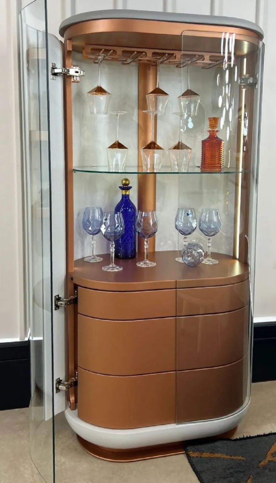 Casa Padrino Luxus Barschrank Weiß / Grau / Kupfer 80 x 50 x H. 165 cm - Beleuchteter Massivholz Weinschrank mit 2 Türen - Wohnzimmer Möbel - Bar Möbel - Hotel Möbel - Luxus Kollektion