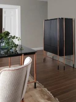 Casa Padrino Luxus Barschrank Schwarz / Matt Schwarz / Kupfer 104 x 52 x H. 150 cm - Beleuchteter Weinschrank mit 2 Türen - Wohnzimmer Möbel - Bar Möbel - Hotel Möbel - Luxus Kollektion