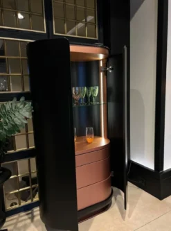 Casa Padrino Luxus Barschrank Schwarz / Kupfer 80 x 50 x H. 165 cm - Beleuchteter Massivholz Weinschrank mit 2 Türen - Wohnzimmer Möbel - Bar Möbel - Hotel Möbel - Luxus Kollektion